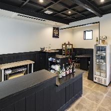 和瓦と真っ白な漆喰壁150年の 日本伝統を持つ酒蔵